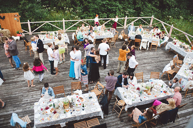 гости танцуют на свадьбе, Трогательная рустикальная свадьба Насти и Паши