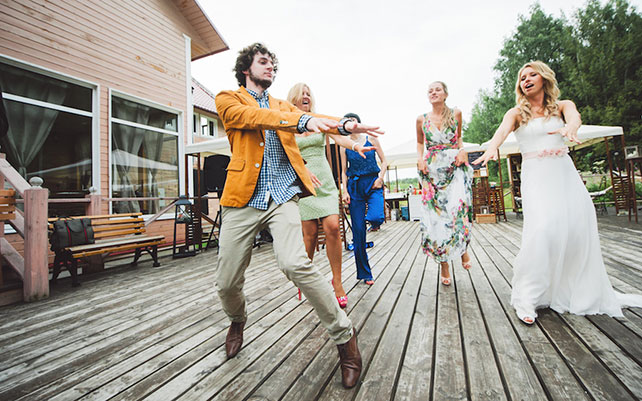 гости танцуют на свадьбе, Трогательная рустикальная свадьба Насти и Паши