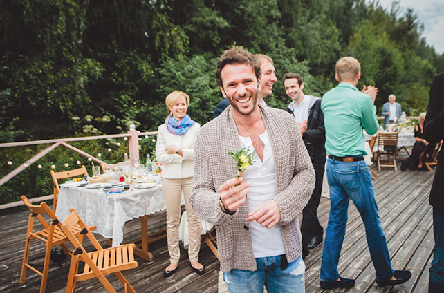 жених бросает бутоньерку, Трогательная рустикальная свадьба Насти и Паши