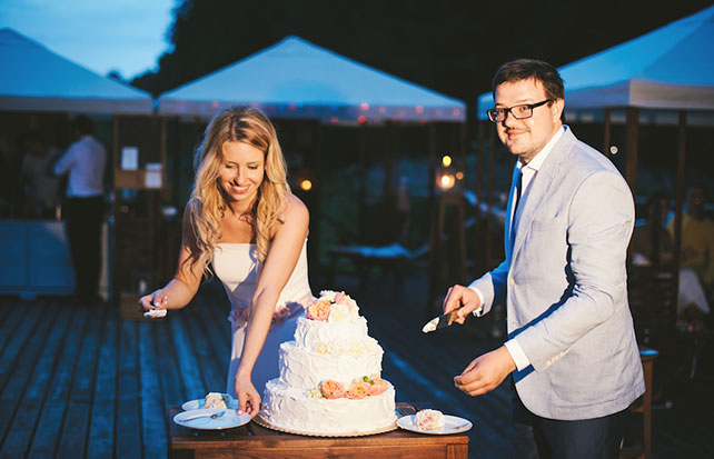 жених и невеста режут торт, Трогательная рустикальная свадьба Насти и Паши