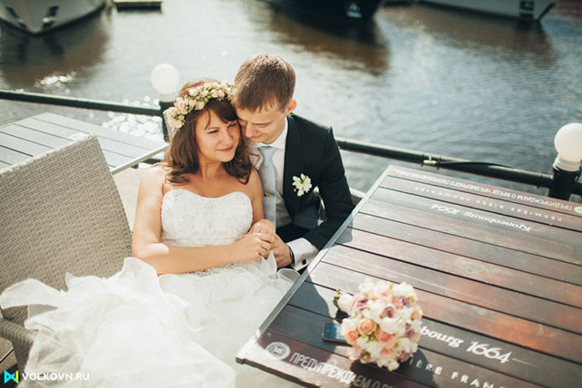 жених и невеста на набережной