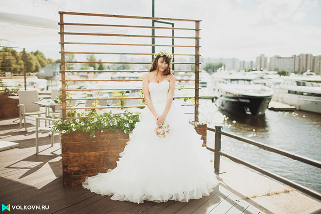 жених и невеста на набережной