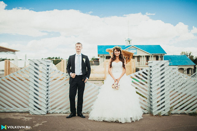жених и невеста на набережной