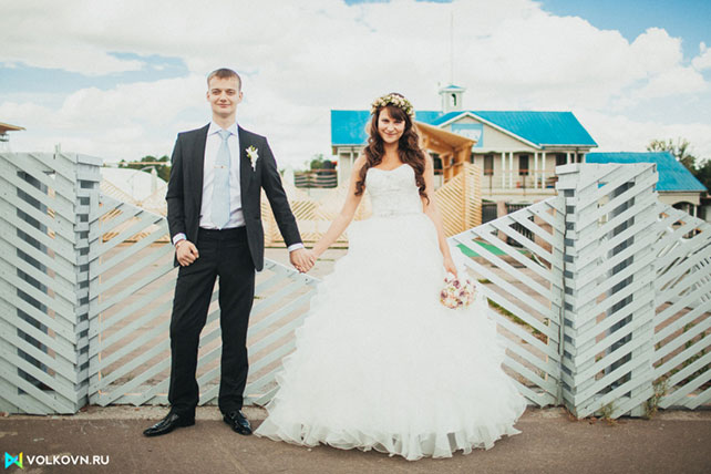 жених и невеста на набережной
