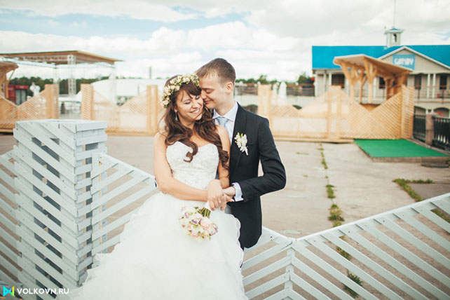 жених и невеста на набережной