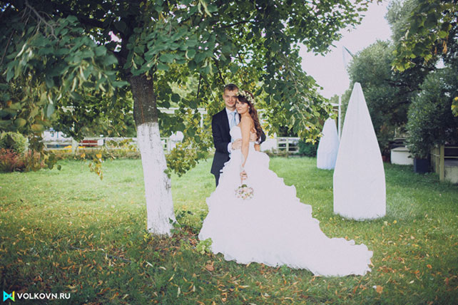 жених и невеста среди деревьев