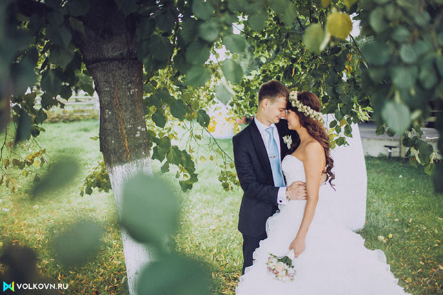 жених и невеста среди деревьев