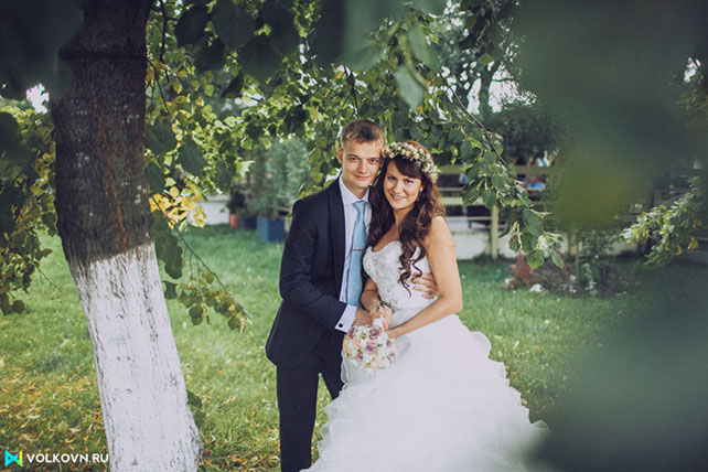 жених и невеста среди деревьев