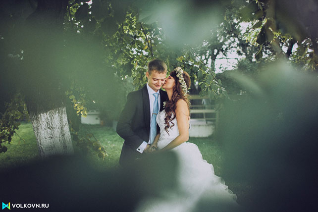 жених и невеста среди деревьев