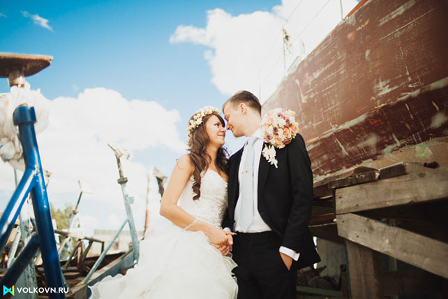 жених и невеста на набережной