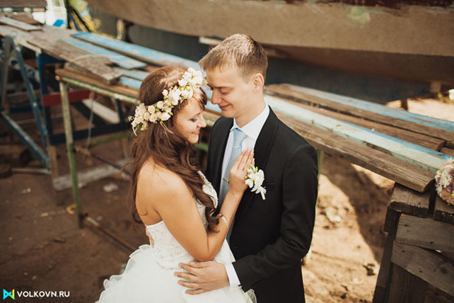 жених и невеста на набережной