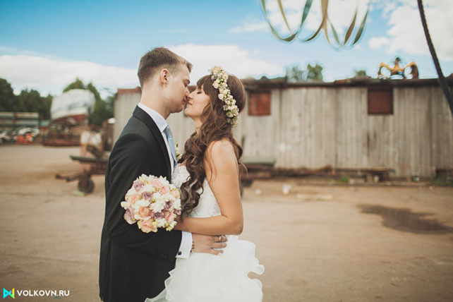 жених и невеста на набережной