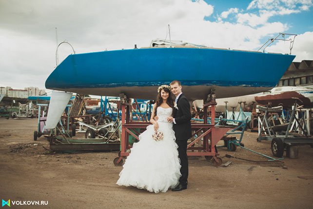 жених и невеста на набережной