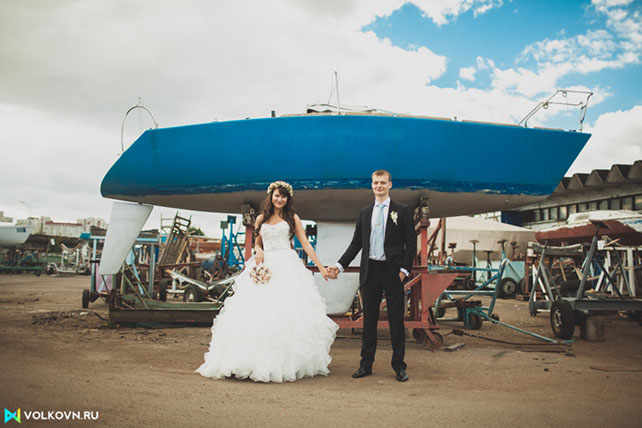 жених и невеста на набережной