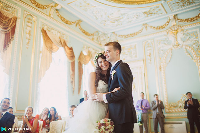 Жених и невеста в ЗАГСе