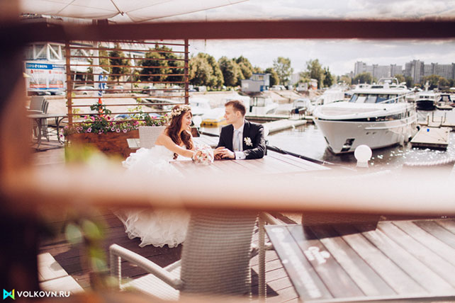 жених и невеста на набережной