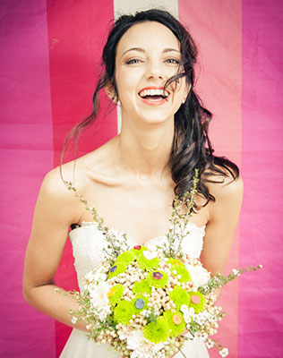 рустикальная свадьба с необычной фотосессией, невеста с букетом