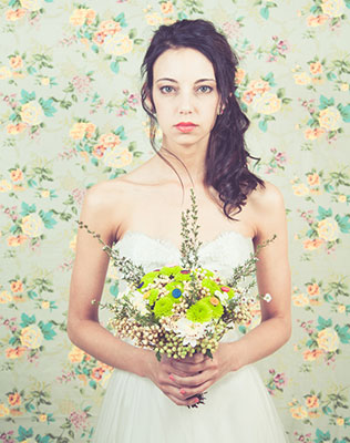 рустикальная свадьба с необычной фотосессией, невеста с букетом