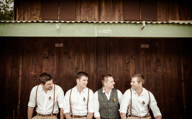 рустикальная свадьба с необычной фотосессией, жених с друзьями