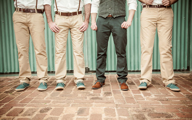 рустикальная свадьба с необычной фотосессией, жених с друзьями