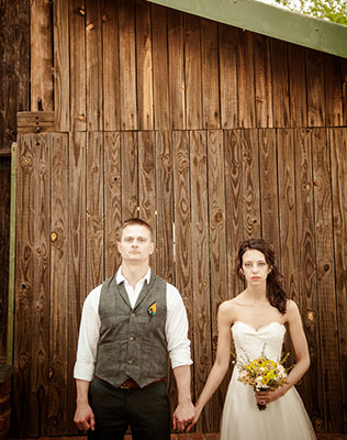 рустикальная свадьба с необычной фотосессией, жених и невеста