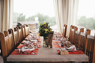 рустикальная свадьба на ранчо, оформление стола