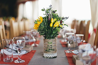 рустикальная свадьба на ранчо, оформление стола