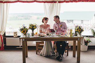 рустикальная свадьба на ранчо, стол молодоженов