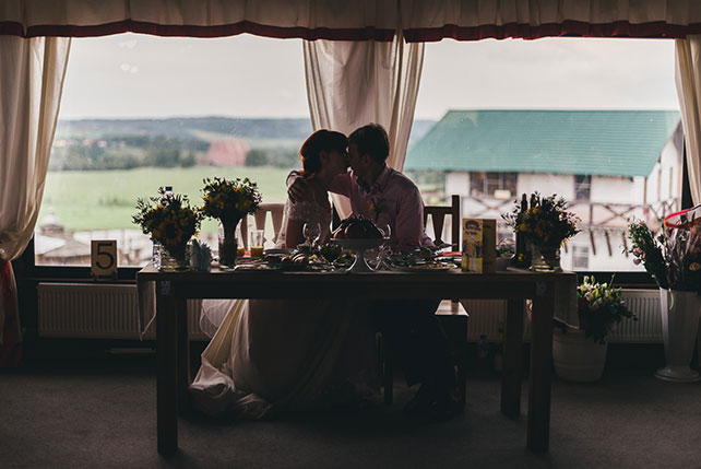рустикальная свадьба на ранчо, жених и невеста