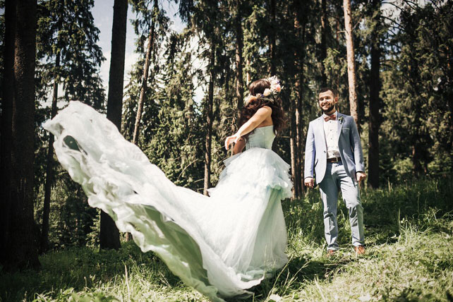 Рустикальная свадьба в пастельных тонах, жених с невестой