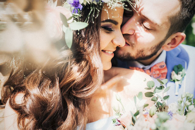 Рустикальная свадьба в пастельных тонах, поцелуй