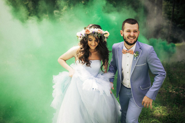 Рустикальная свадьба в пастельных тонах, фотосессия с дымовыми шашками