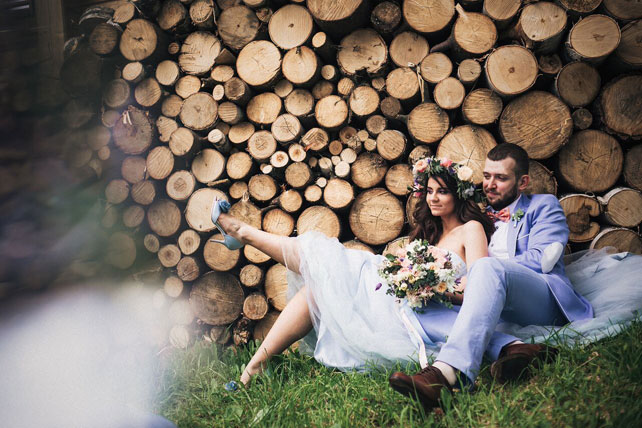 Рустикальная свадьба в пастельных тонах, жених и невеста на траве
