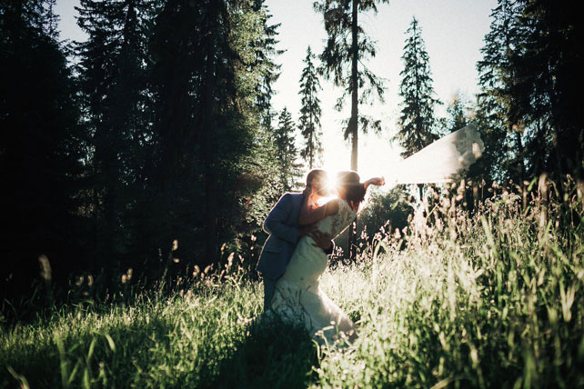 Рустикальная свадьба в пастельных тонах, невеста с женихом в лесу