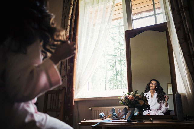 Рустикальная свадьба в пастельных тонах, невеста перед зеркалом