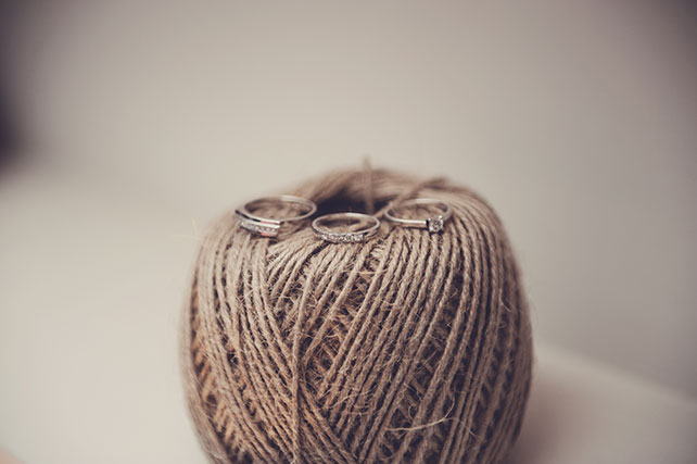 Рустикальная свадьба, кольца на клубке бичевки