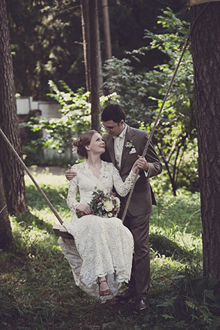 Рустикальная свадьба, жених и невеста на качелях