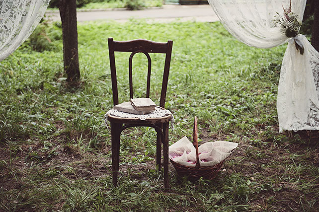 Рустикальная свадьба, корзина с кульками лепестков роз