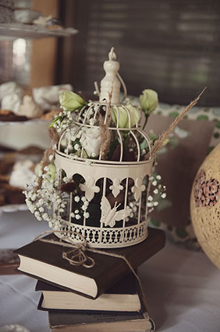 Рустикальная свадьба, детали декора - книги и клетка