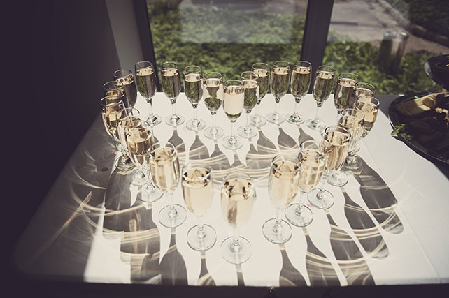 Рустикальная свадьба, бокалы с шампанским в виде сердца 