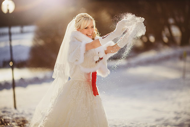 рябиновая свадьба, жених и невеста играют в снежки