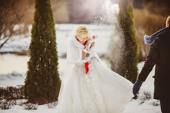 рябиновая свадьба, жених и невеста играют в снежки