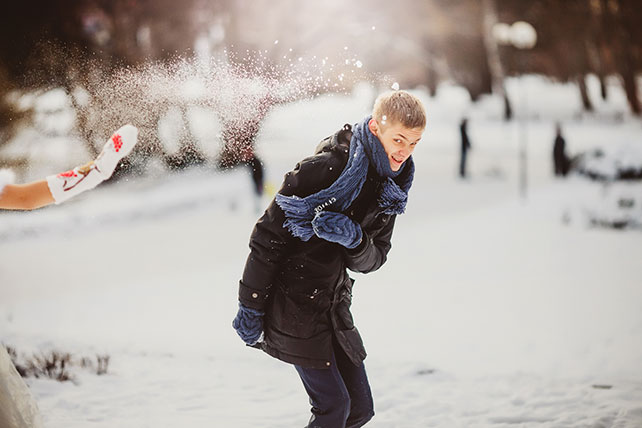 рябиновая свадьба, жених и невеста играют в снежки