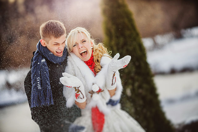 рябиновая свадьба, жених и невеста играют в снежки