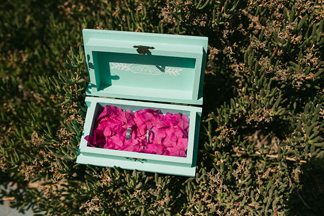 Солнечная свадьба на острове Санторини, Александр и Александра, коробочка для колец бирюзового цвета с лепестками