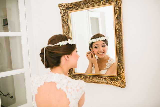 Солнечная свадьба на острове Санторини, Александр и Александра, невеста надевает сережки