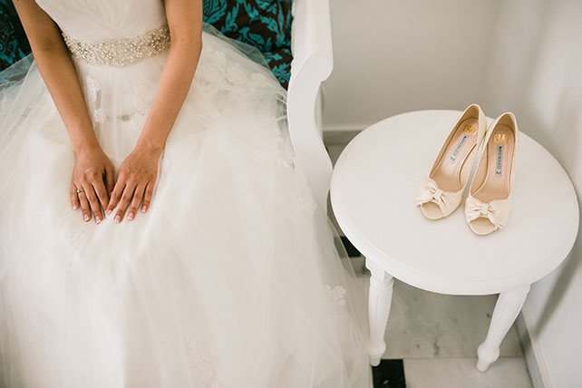 Солнечная свадьба на острове Санторини, Александр и Александра, туфли невесты, платье невесты