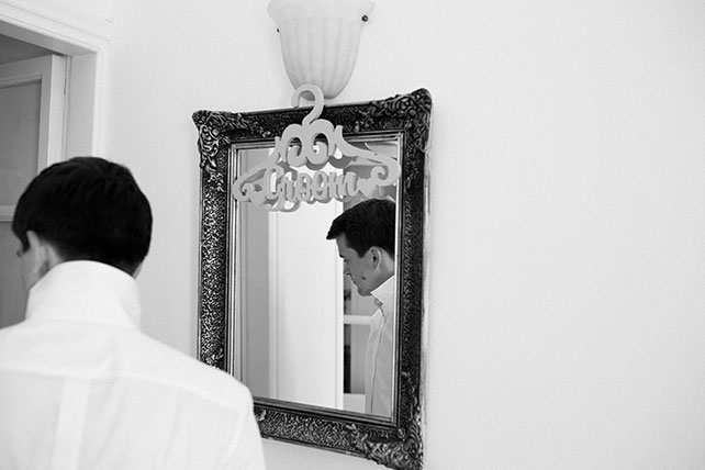 Солнечная свадьба на острове Санторини, Александр и Александра, вешалка для костюма жениха