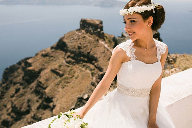 Солнечная свадьба на острове Санторини, Александр и Александра, фото невесты на фоне моря, образ невесты