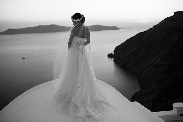 Солнечная свадьба на острове Санторини, Александр и Александра, черно-белое фото невесты на фоне моря, образ невесты